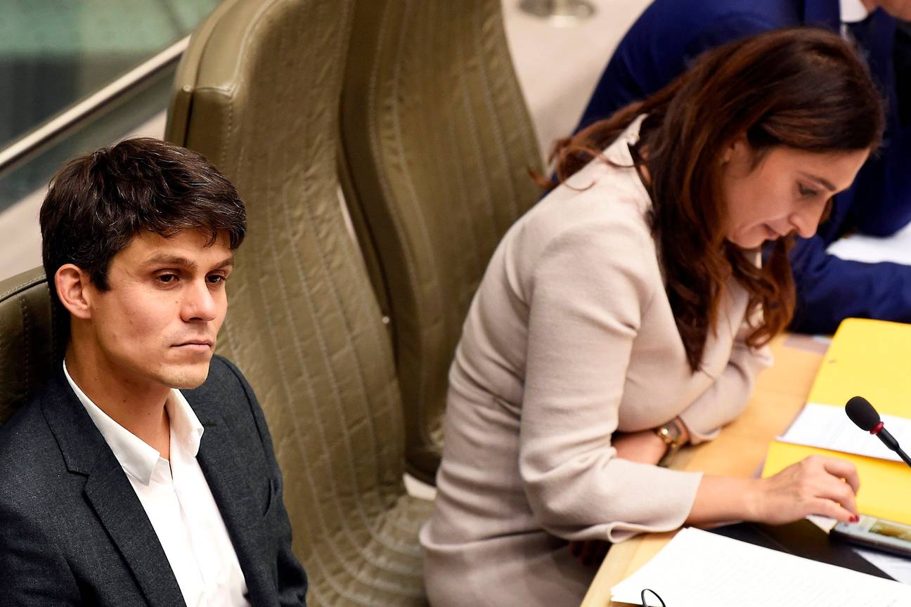 Benjamin Dalle (CD&V), hier naast Zuhal Demir (N-VA), in het Vlaams Parlement als Vlaams minister voor Brussel