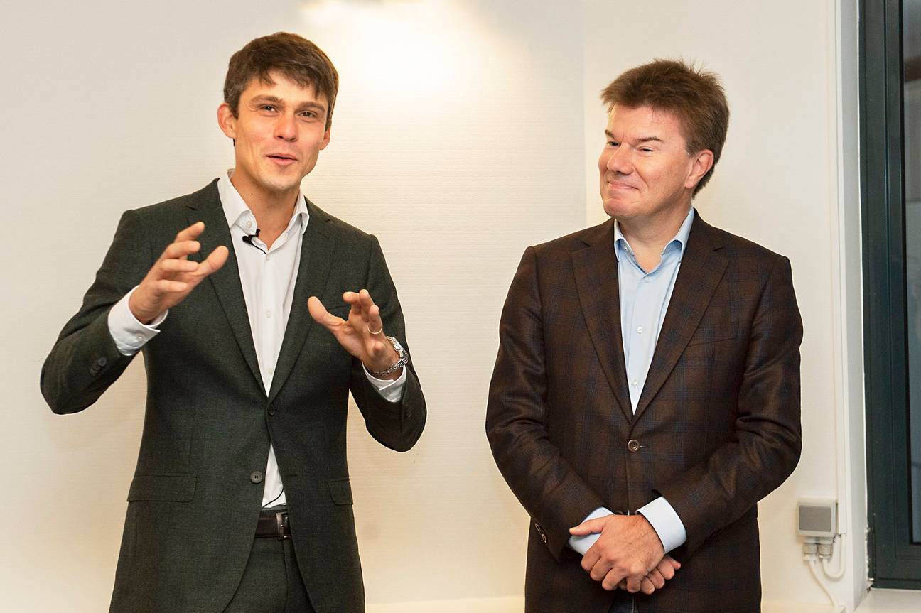 Sven Gatz (Open VLD) draagt op 7 oktober 2019 zijn kabinet van Vlaams minister voor Brussel over aan zijn opvolger Benjamin Dalle (CD&V)