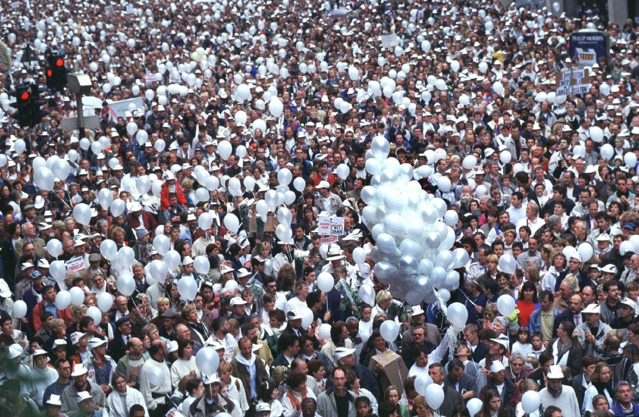 De witte mars voor verdwenen kinderen trekt door Brussel op 20 oktober 1996
