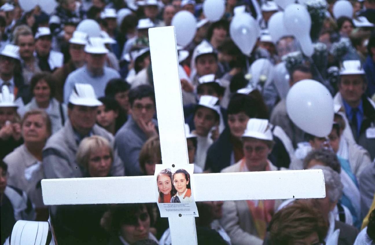 De witte mars voor verdwenen kinderen trekt door Brussel op 20 oktober 1996: Dutroux-slachtoffers Julie en Melissa.