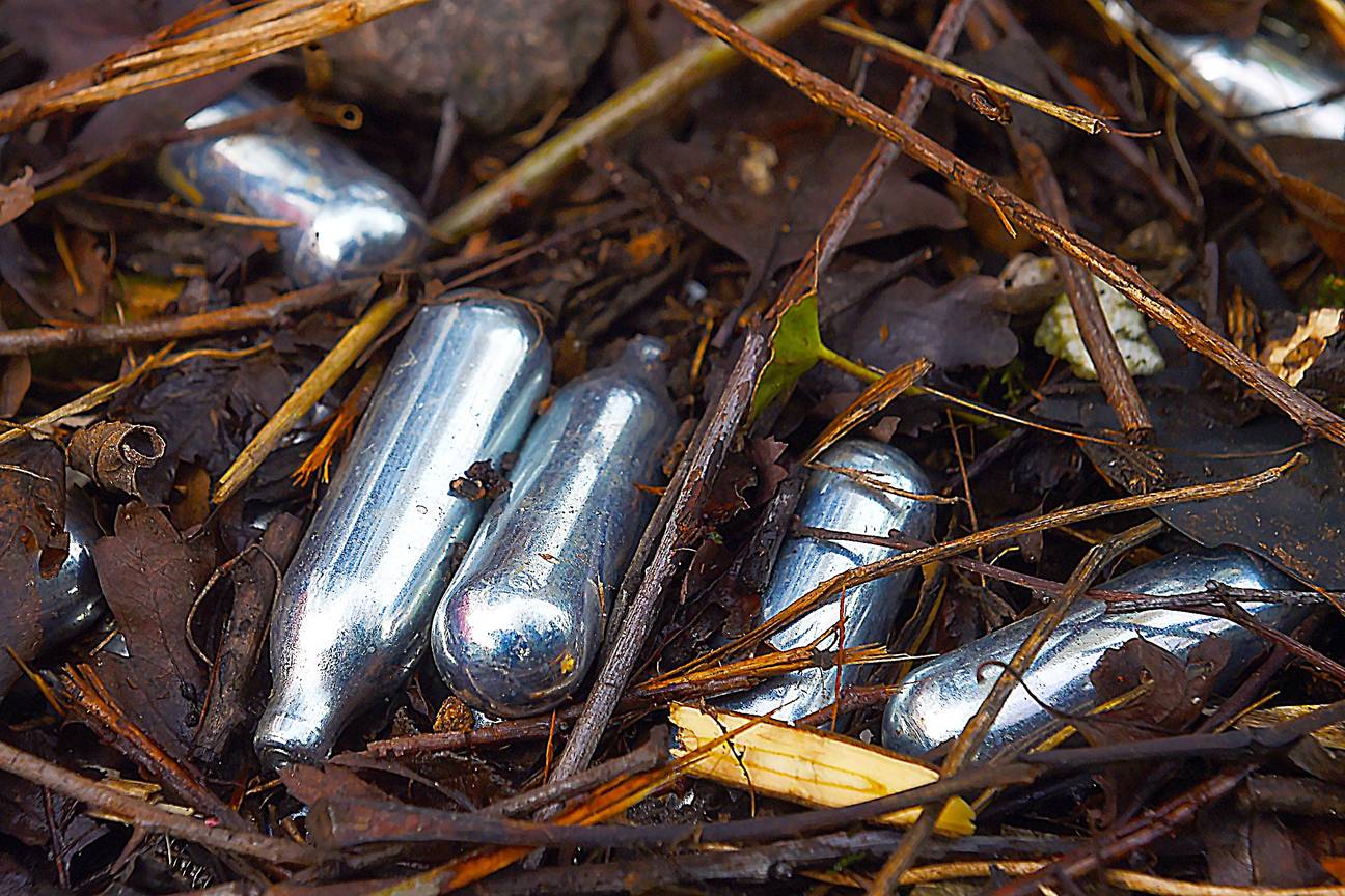 Lege lachgaspatronen zijn tegenwoordig overal te zien in de stad