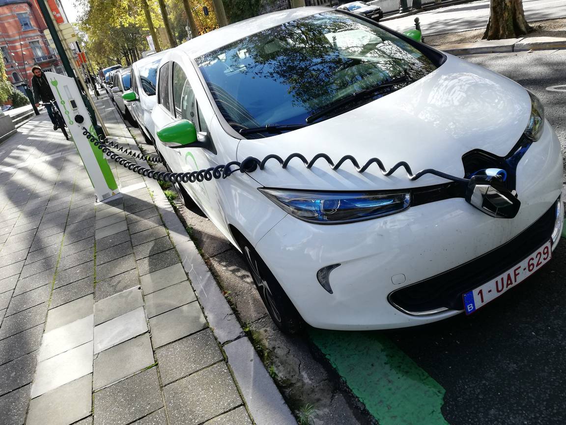 Een elektrische deelauto van Zen Cars aan een laadpaal op de Louizalaan