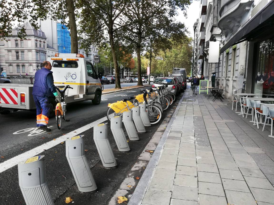 Een werknemer van JC Decaux vult een Villo!-station met nieuwe deelfietsen op de Louizalaan 