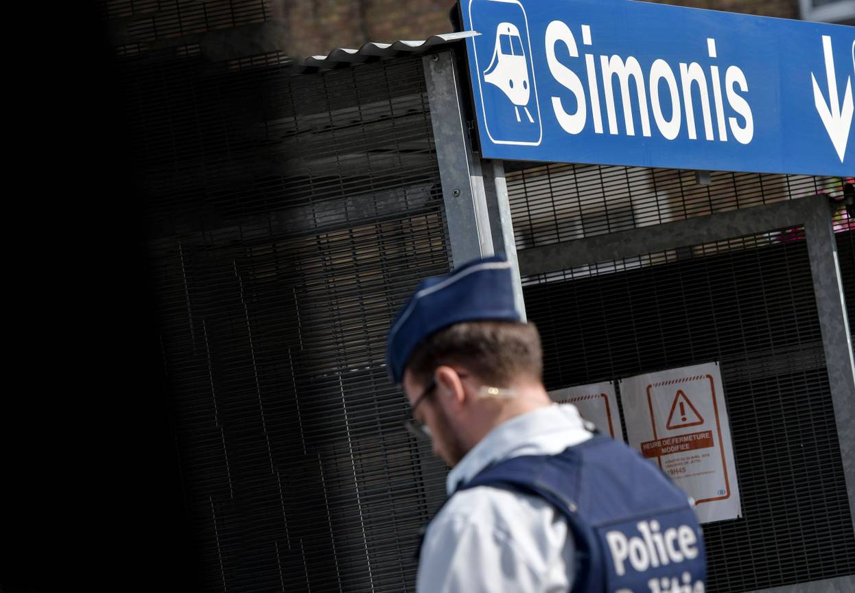 Politiebewaking bij metrohalte Simonis