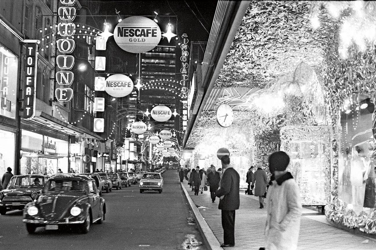 Feestverlichting in de Nieuwstraat in 1965