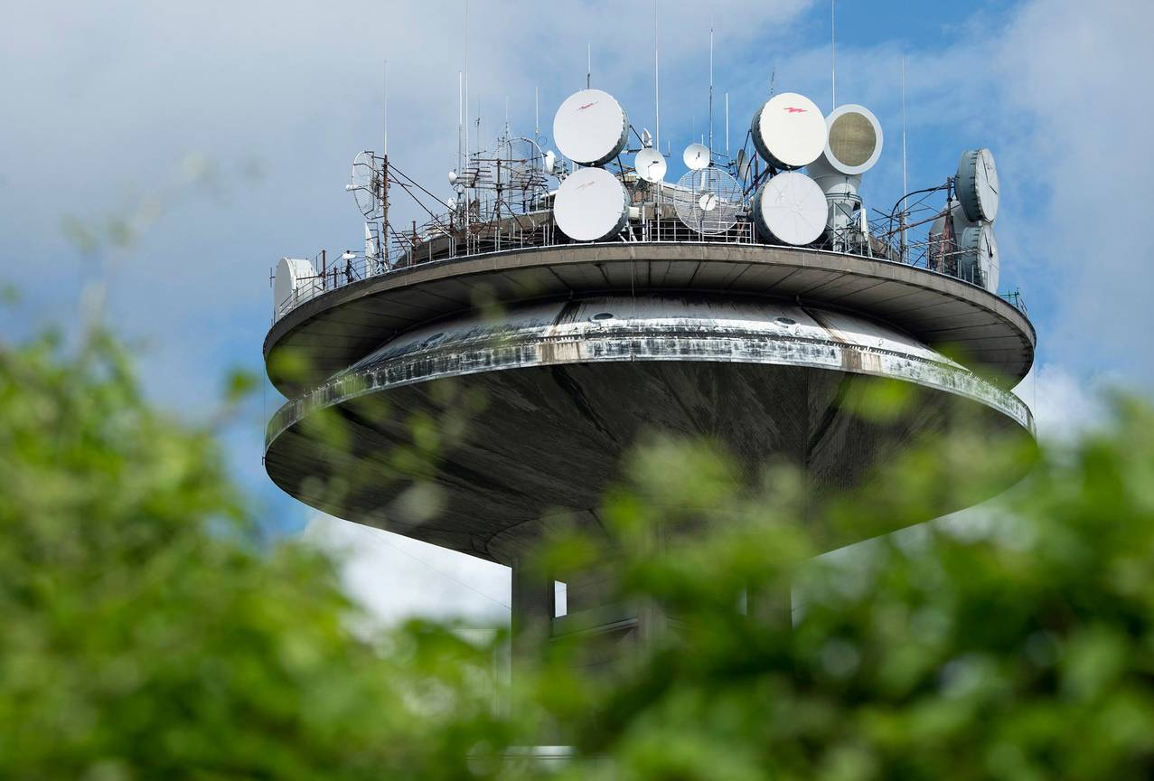 De zendmast van VRT-en RTBf aan de Auguste Reyerslaan