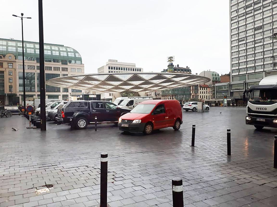 Het Rogierplein staat vol geparkeerde auto's