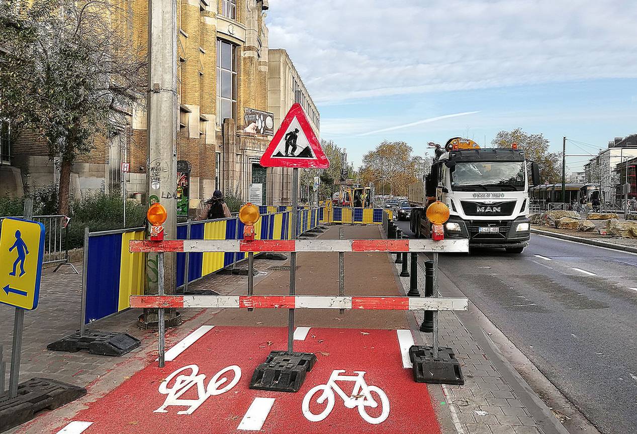 Het recent aangelegde fietspad langs de kleine ring ter hoogte van de Ninoofsepoort is alweer opgebroken voor werkzaamheden