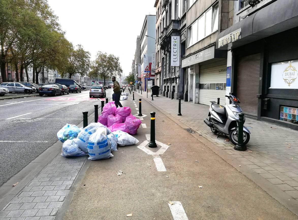 20191029 Huisvuilophaling op dinsdag vuilniszakken op en langs het fietspad langs de kleine ring ter hoogte van de Ninoofsepoort 2500px