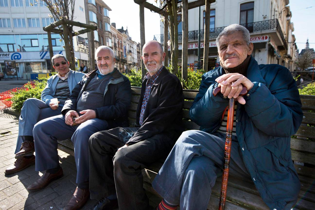 Senioren buiten op een rustbank