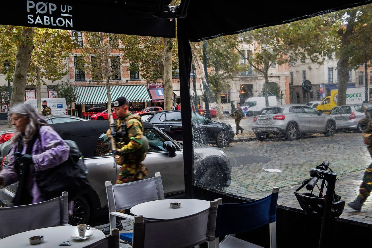Militairen houden een oogje in het zeil op de Zavel