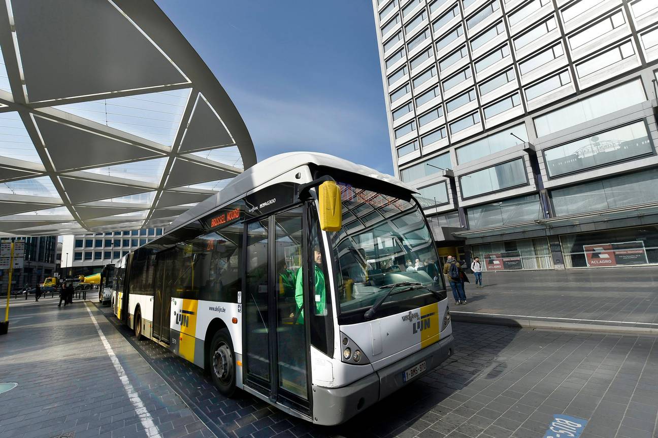 Een bus van de Vlaamse openbaar vervoersmaatschappij De Lijn aan het Rogierplein