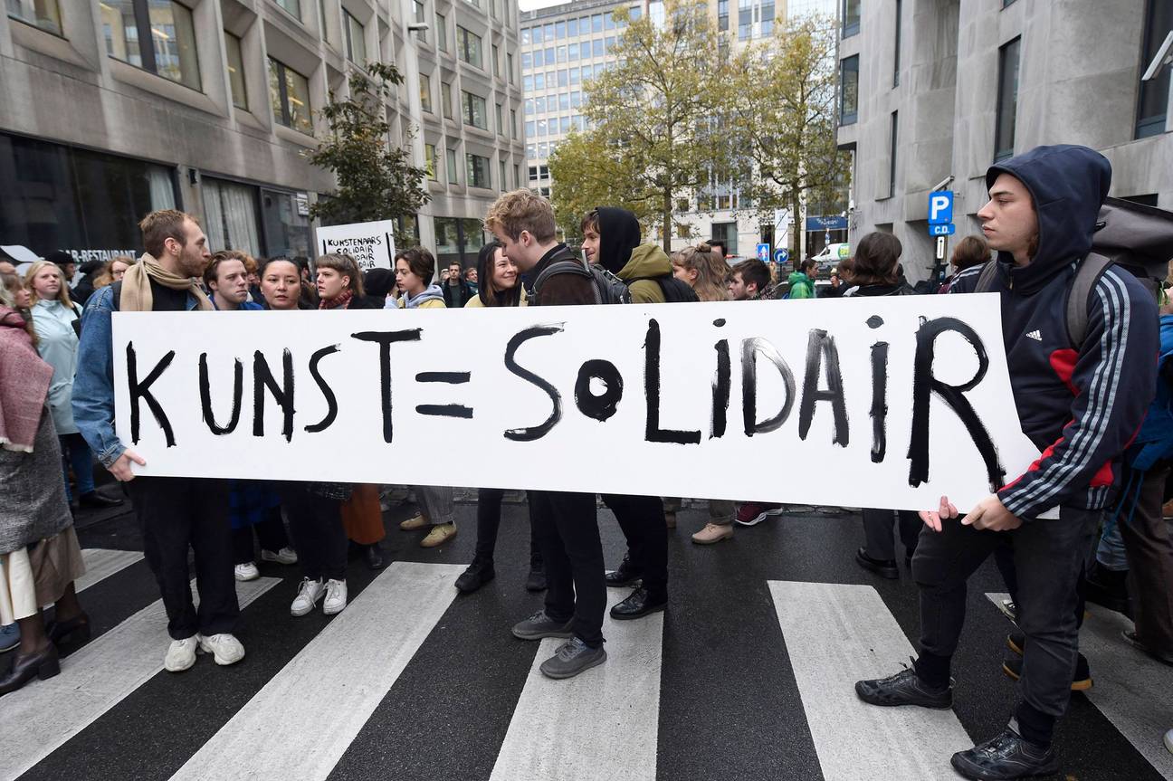 Protest van de Vlaamse cultuursector aan het Vlaams Parlement tegen de besparingen van de regering Jambon