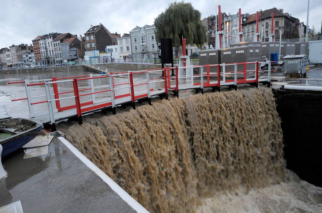 November 2010: wateroverlast in Brussel. De sluis van Molenbeek aan de Ninoofsepoort kan het vele water nauwelijks tegenhouden