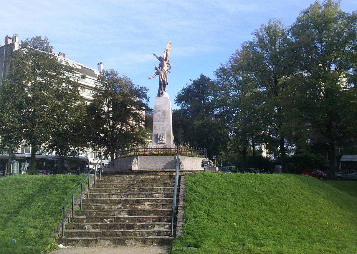 Heldenplein Square des Héros Ukkel Beeldhouwwerk Léandre Grandmoulin