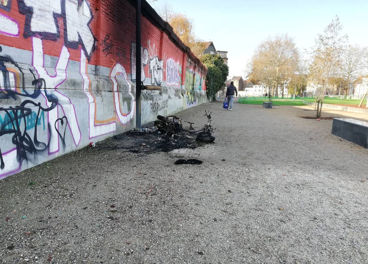 Zondag 17 november 2019: een uitgebrande brommer in het park aan de Ninoofsepoort