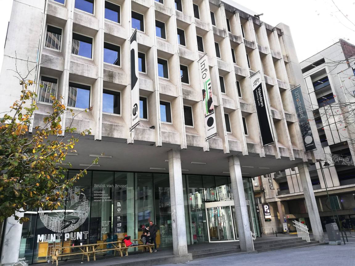 Muntpunt op het Muntplein, communicatiehuis, bibliotheek en ontmoetingsplek voor (Nederlandstalige) Brusselaars