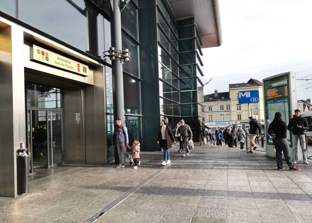 Het Weststation in Sint-Jans-Molenbeek, knooppunt van bus, metro en trein
