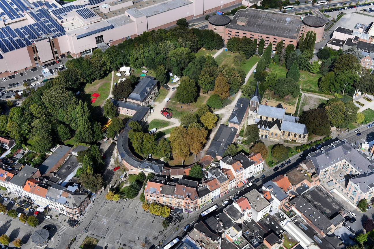 De abdij van Vorst, met het Sint-Denijsplein en de fabriek van Audi Vorst.