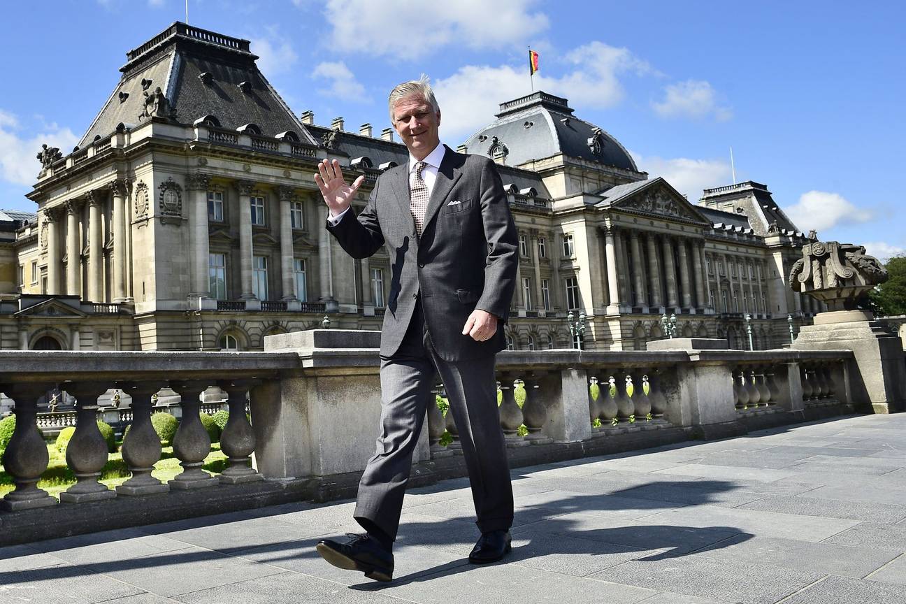 Koning Filip voor het Koninklijk Paleis aan het Warandepark