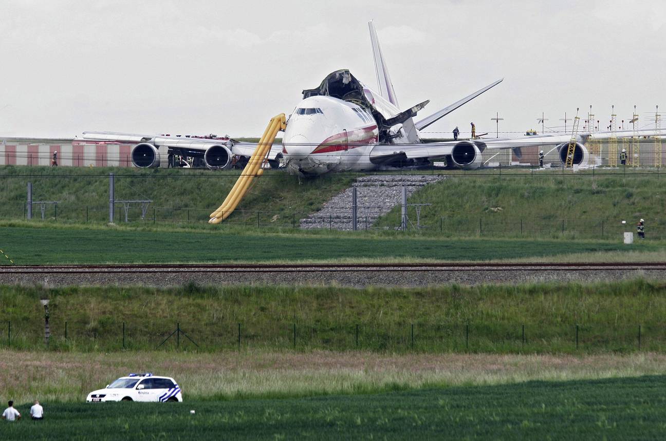 Een vrachtvliegtuig van Kalitta Air schuift van de startbaan op Brussels Airport op 25 mei 2008