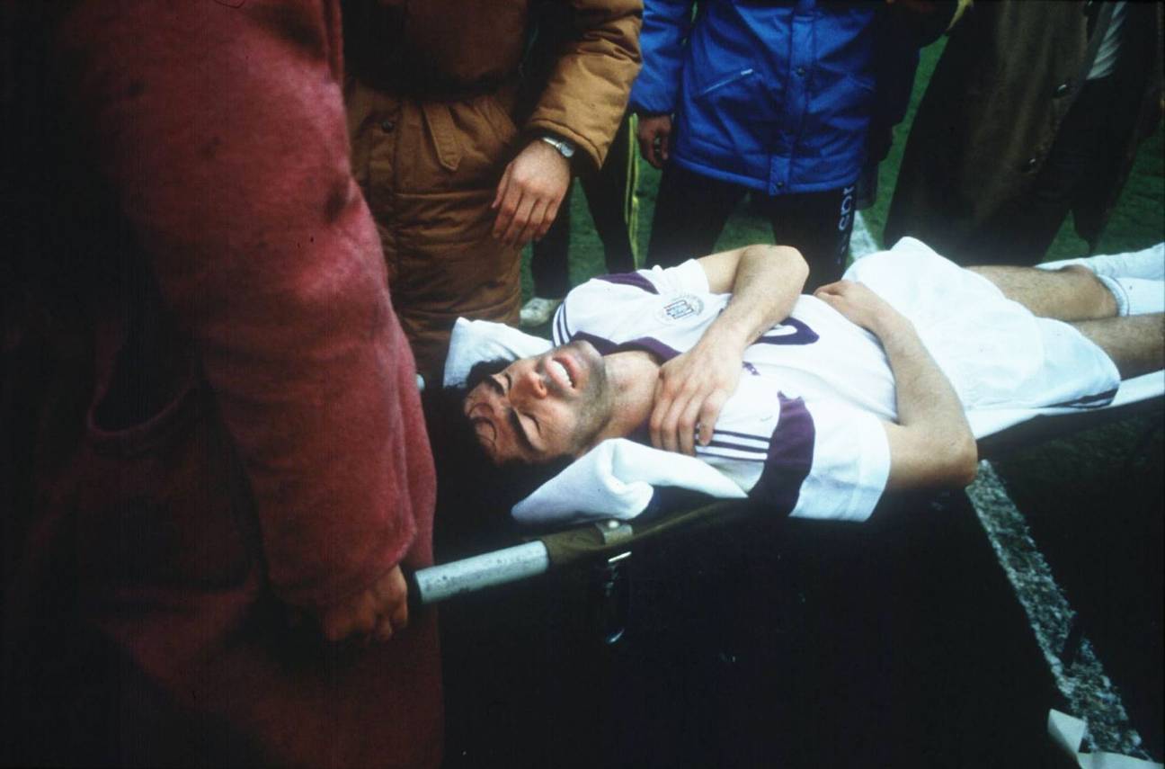 Anderlechtspeler Juan Lozano wordt op 1 februari 1988 van het veld gedragen met een blessure