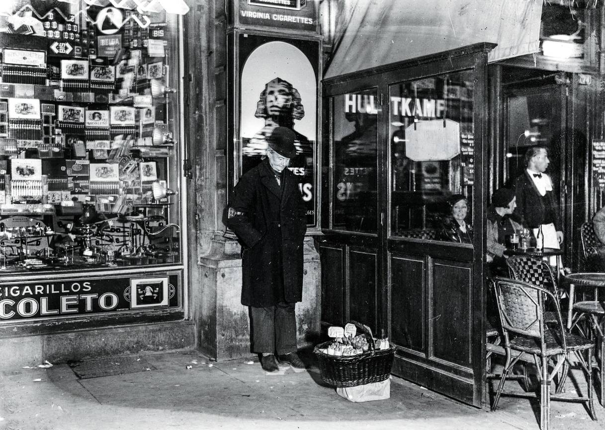 Colporteur of huis aan-huisverkoper op de Anspachlaan in 1933