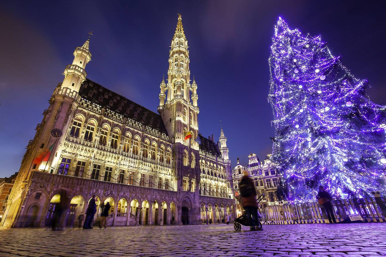 Verlichting van de Grote Markt, stadhuis en kerstboom tijdens Winterpret