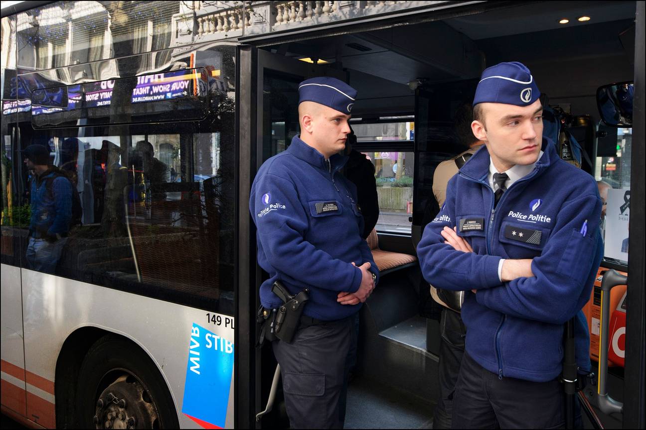 Bewaking van een bus van de MIVB door de politie