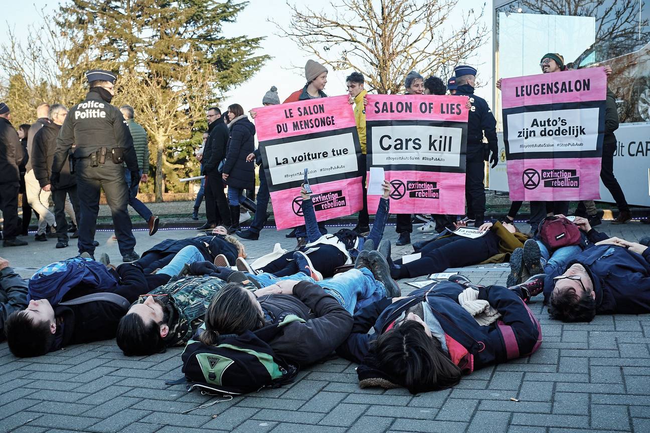 Actie 'Leugensalon' van klimaatactiegroep Extinction Rebellion Belgium zaterdag 18 januari 2020 aan het Autosalon op de Heizel