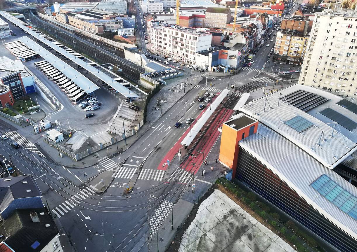 Het Weststation aan de Ninoofsesteenweg in Sint-Jans-Molenbeek. Hier komen trein, tram, bus en metro samen