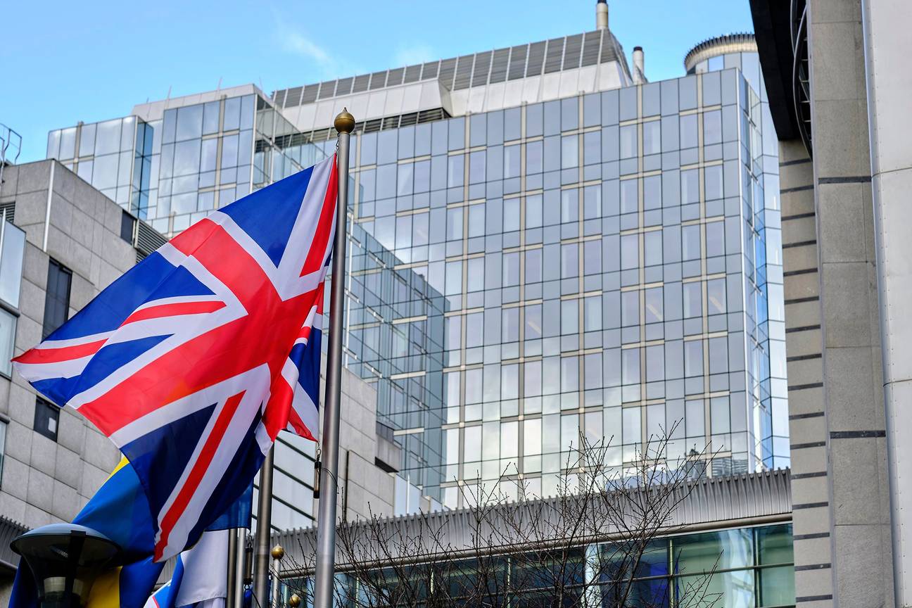The Union Jack, de nationale vlag van het Verenigd Koninkrijk, aan het Europees Parlement, aan de vooravond van de Brexit op 31 januari 2020