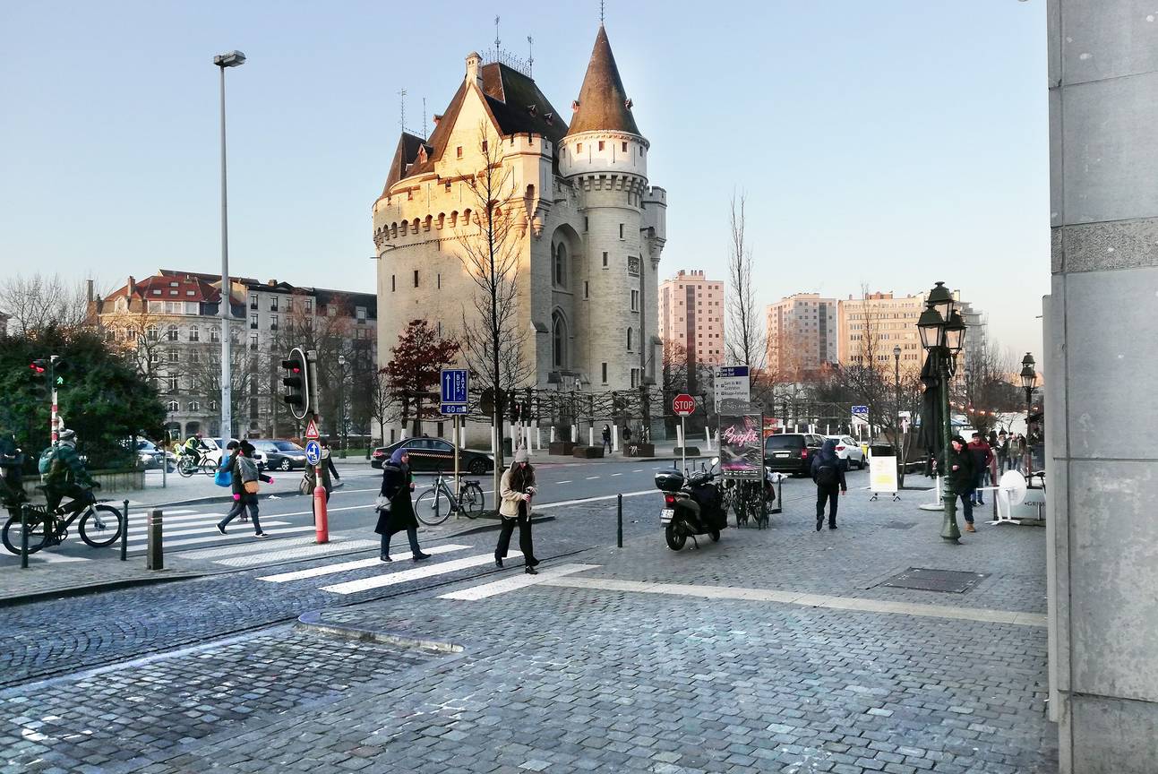 20200206 De Hallepoort op de Kleine Ring, gezien vanaf de Waterloolaan aan de Kleine Ring 2500px