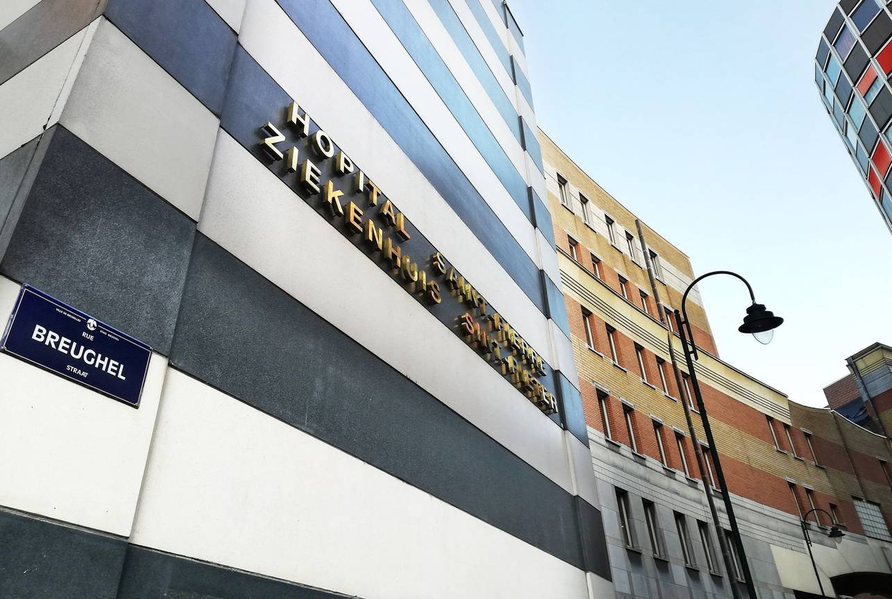 Het Sint-Pietersziekenhuis, polykliniek op de hoek van de Breughelstraat en de Waterloolaan aan de Kleine Ring