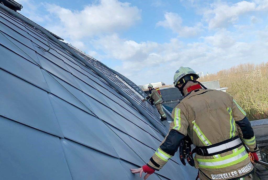 Het dak van het legermuseum na de doorkomst van storm Ciara De Brusselse brandweer meet de schade op