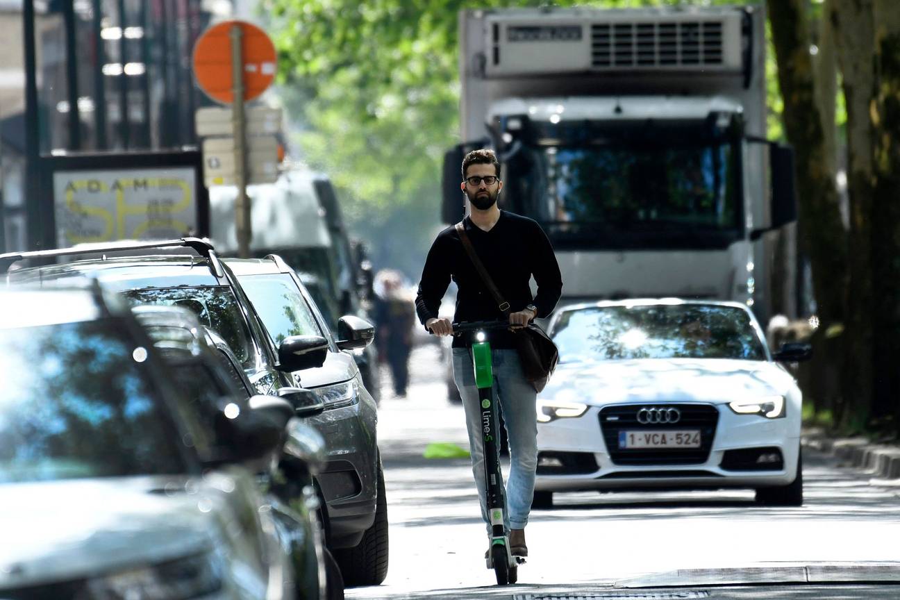Een elektrische deelstepgebruiker in Brussel