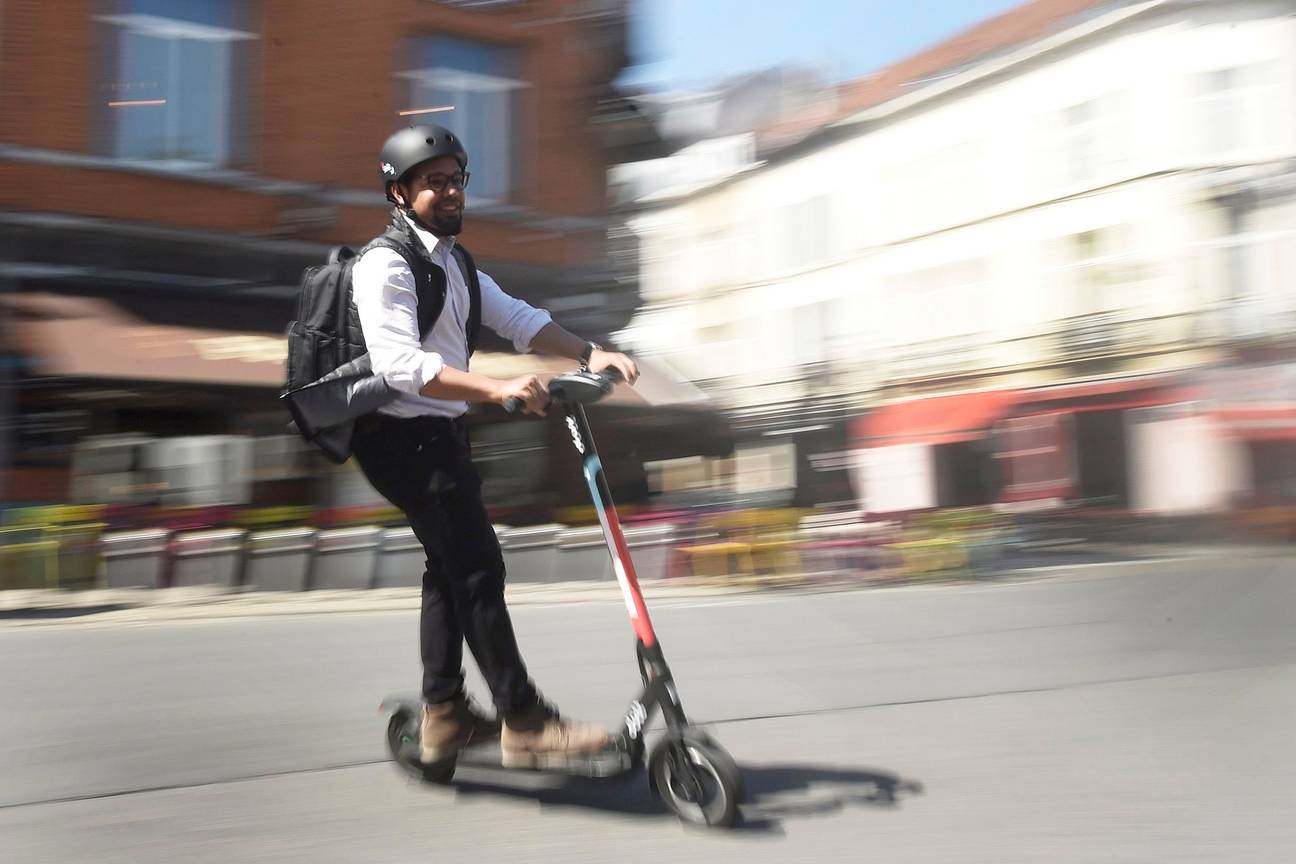 Een elektrische deelstepgebruiker in Brussel