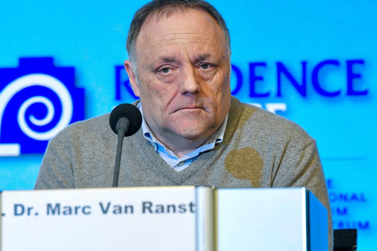 1 maart 2020: de federale regering buigt zich over maatregelen tegen het coronavirus. Viroloog Marc Van Ranst geeft uitleg in het Internationaal Perscentrum