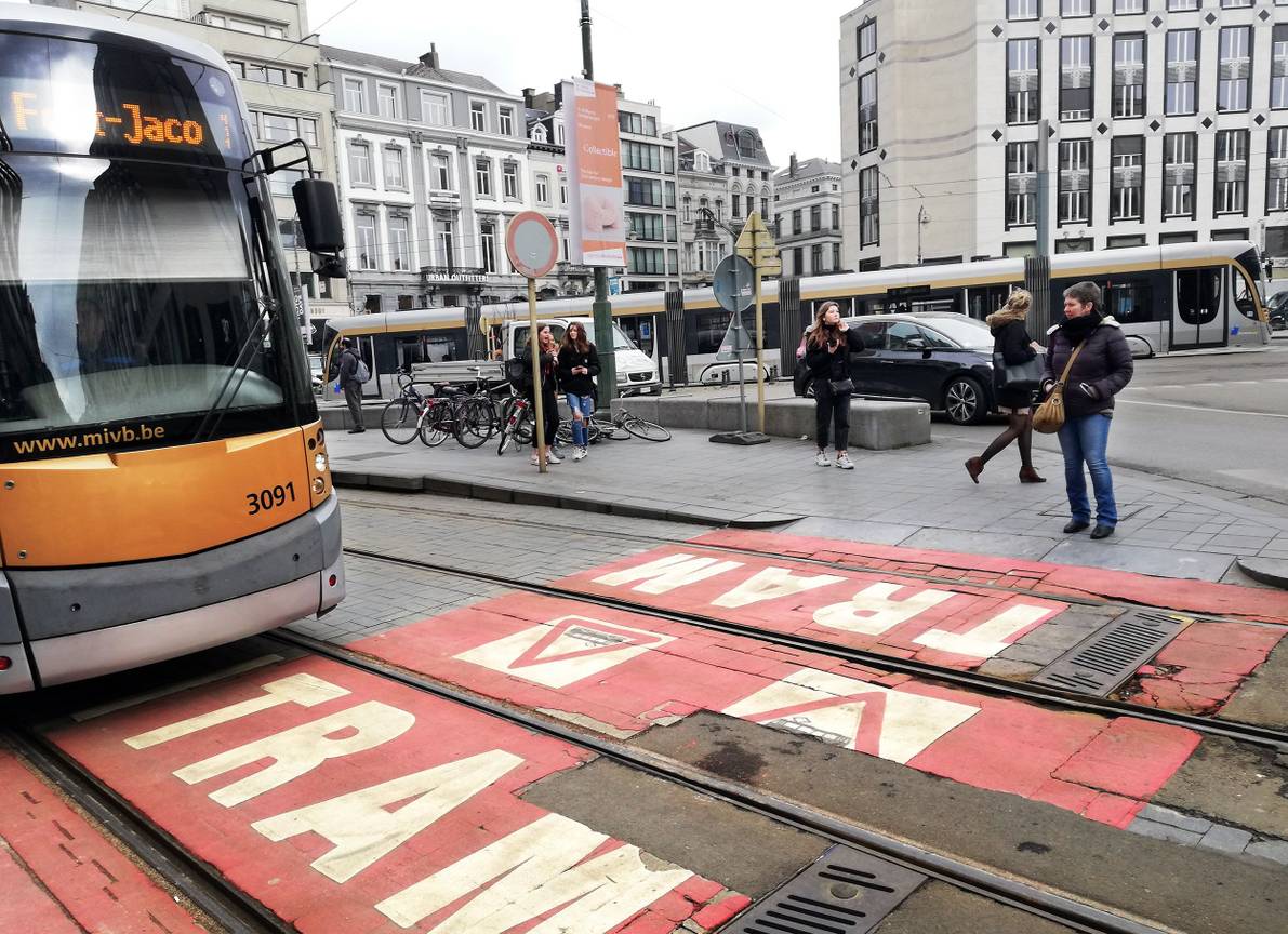 De oversteekplaats voor voetgangers aan de MIVB-tramhalte op het Stefaniaplein