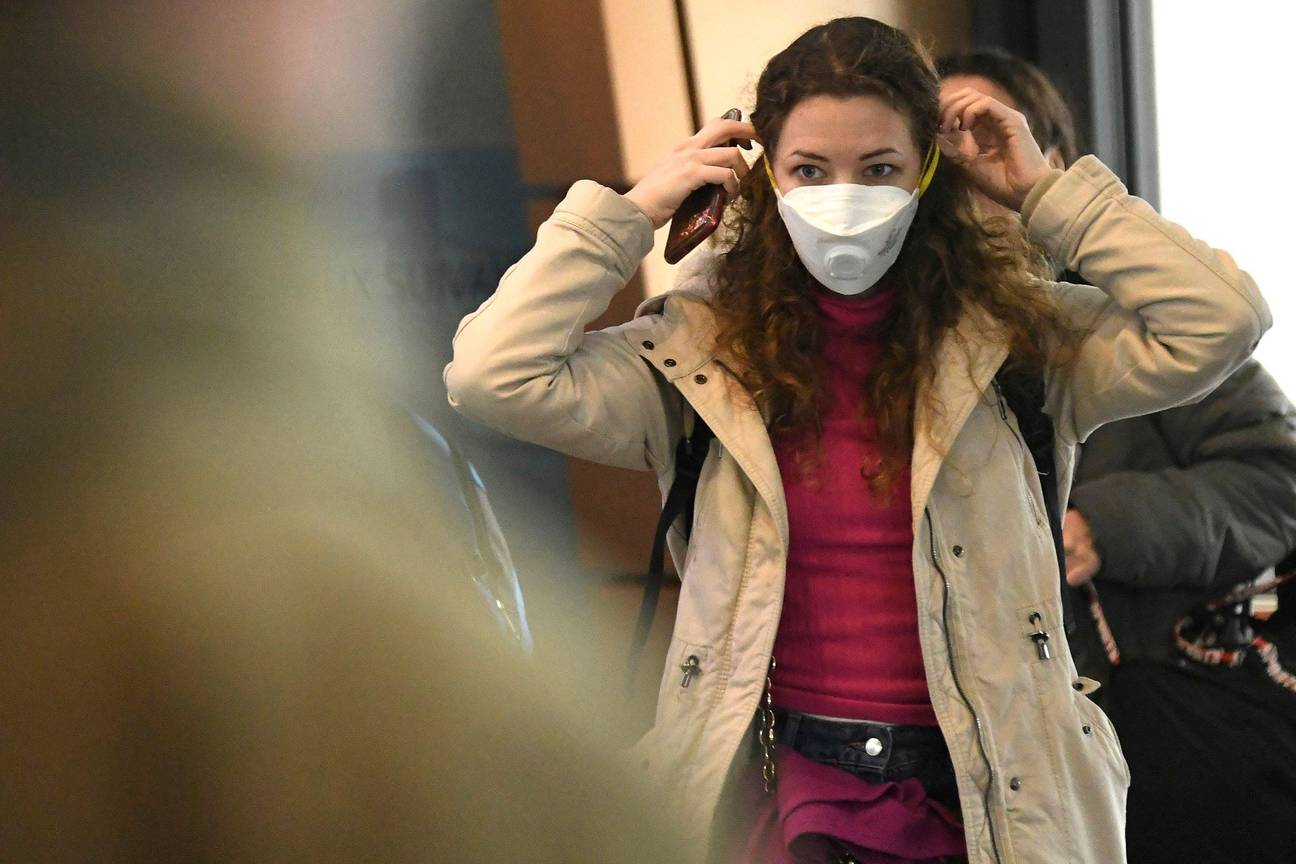 Mondmaskers op Brussels South Charleroi Airport door de dreiging van het Coronavirus 