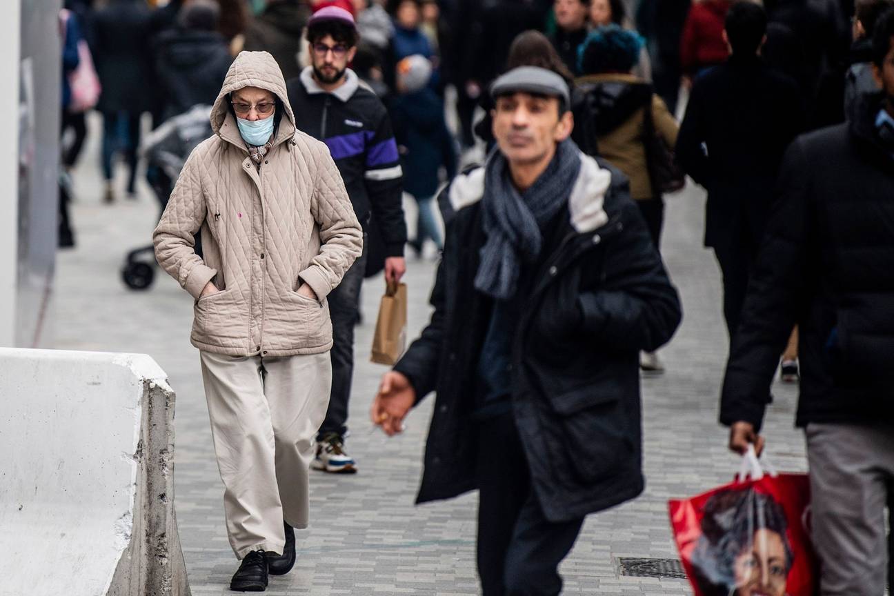Mensen in Brussel dragen mondmaskers uit vrees voor besmetting met het coronavirus (COVID-19)