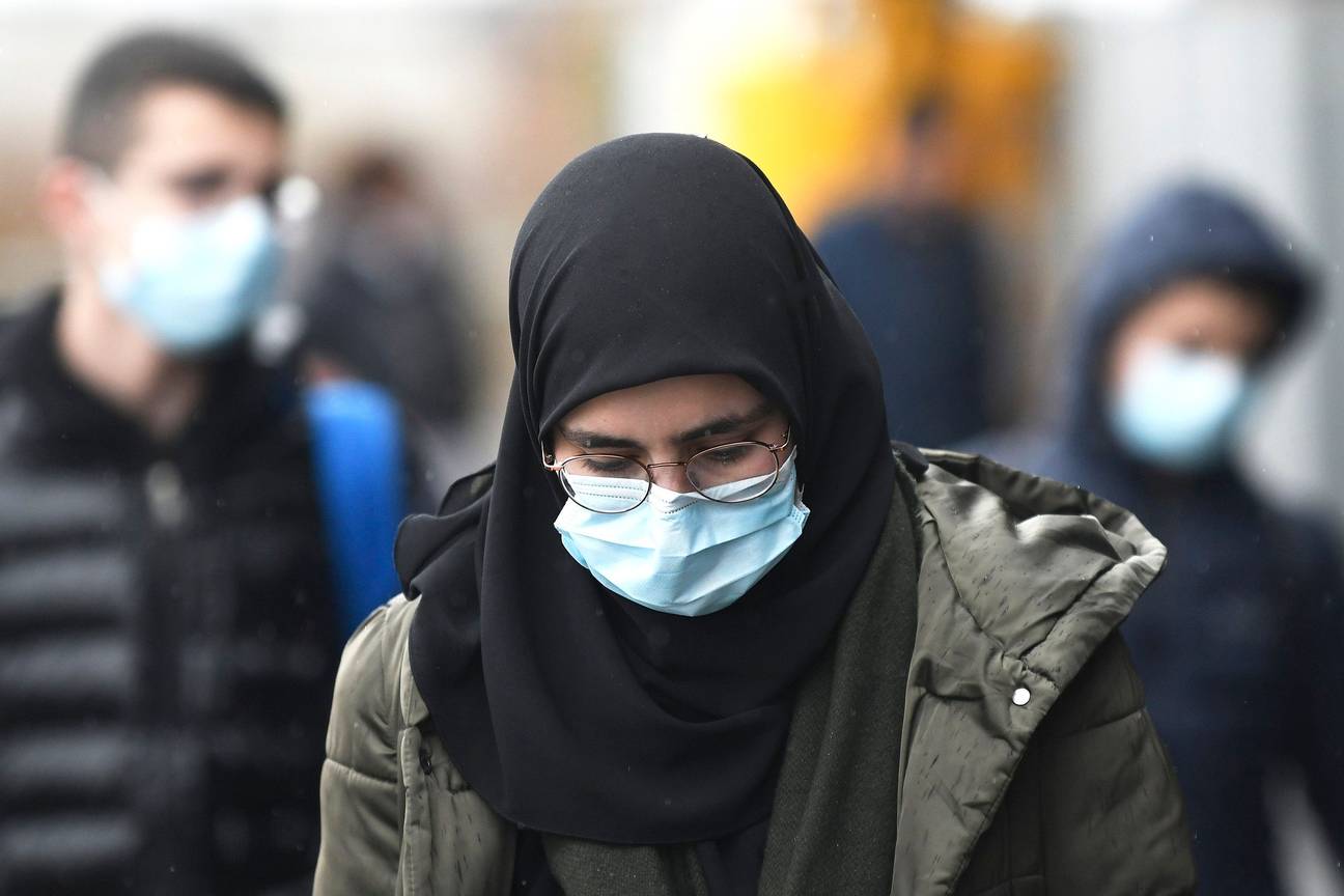 Mensen beschermen zich met mondmaskers tegen het coronavirus (Covid-19) op Brussels South Charleroi Airport