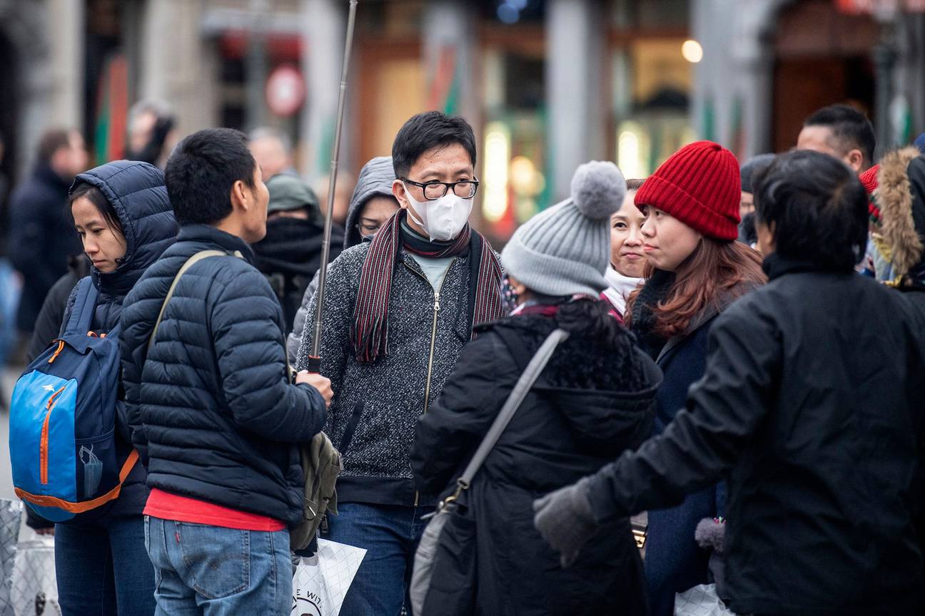 20200311 Mensen dragen mondmaskers uit vrees voor besmettingmet het coronavirus (Covid-19) in Brussel