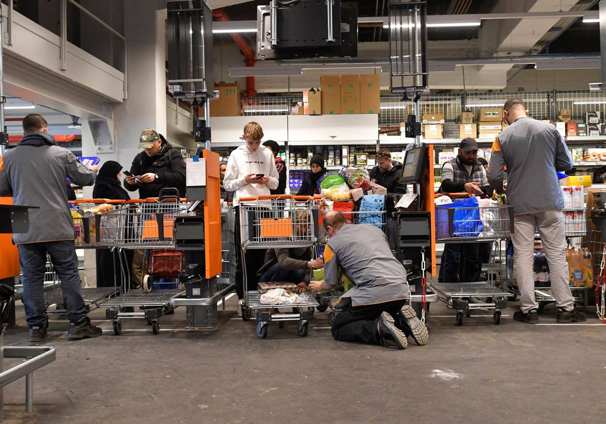 13 maart 2020: grote toeloop in bij Colruyt in Vorst uit angst voor tekorten door de dreiging van het coronavirus