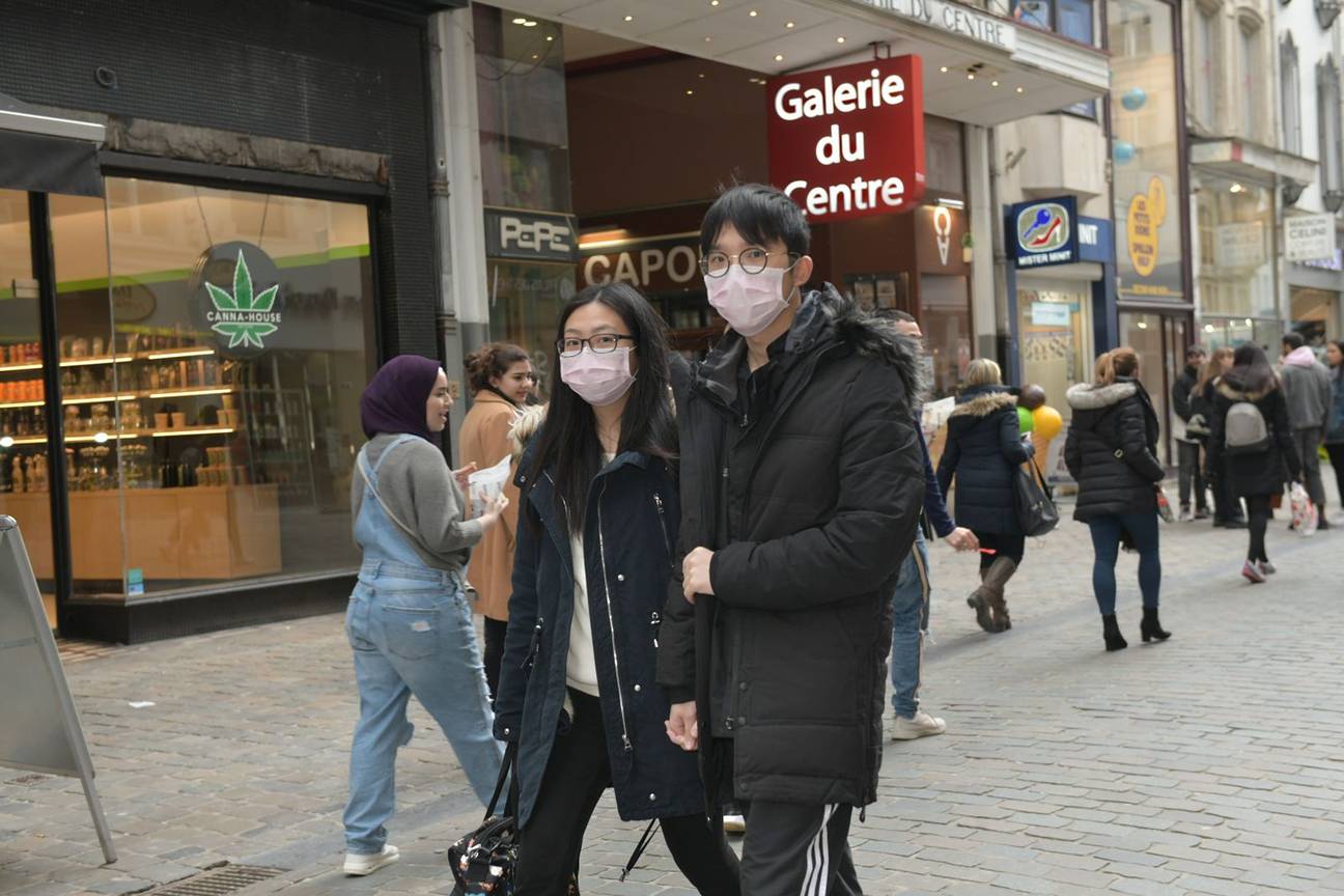 Coronavirus-epidemie (covid-19) mondmaskers bepalen mee het straatbeeld