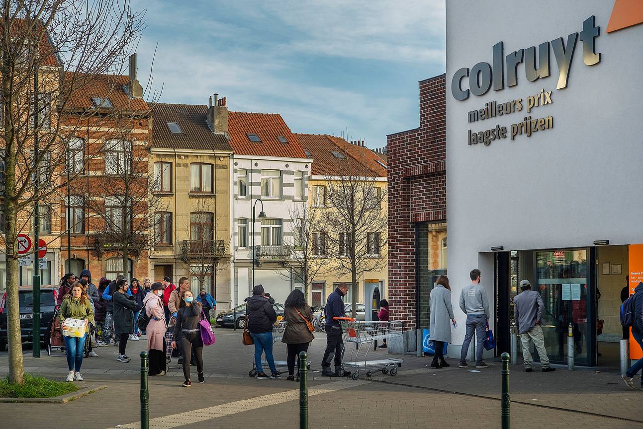 Maatregelen indijken coronavirus maart 2020: Colruyt en andere supermarktketens in Brussel laten slechts een beperkt aantal klanten binnen