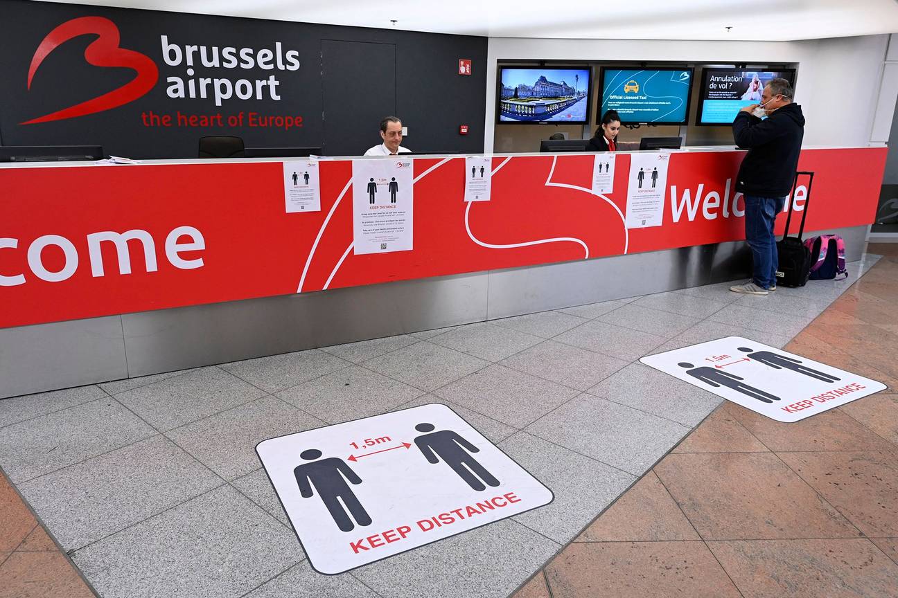 Brussels Airport: passagiers moeten 1,5 meter afstand houden als maatregel om het coronavirus (covid-19) in te dijken