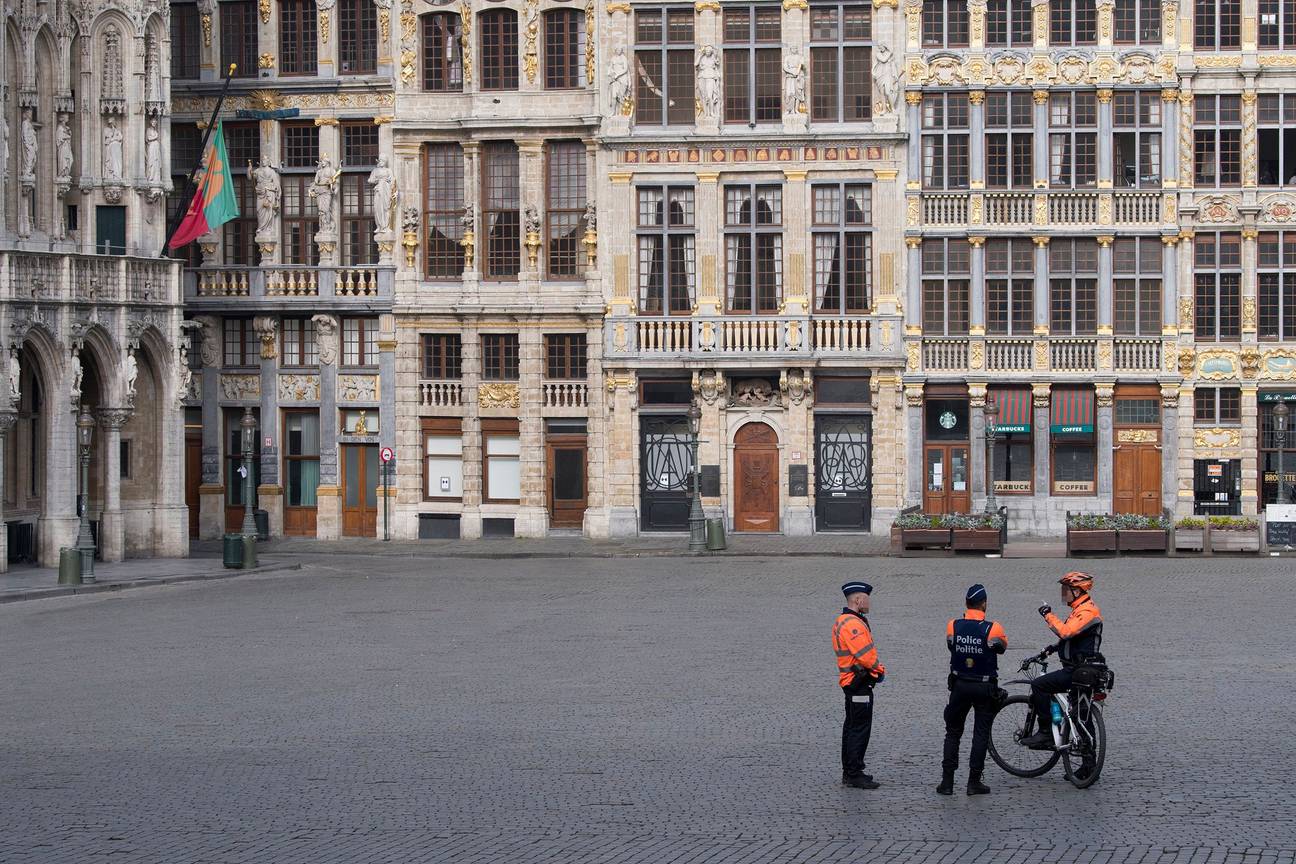 Door de lockdown om het coronavirus in te dijken is de Grote Markt leeg en verlaten. Enkel de politie is aanwezig