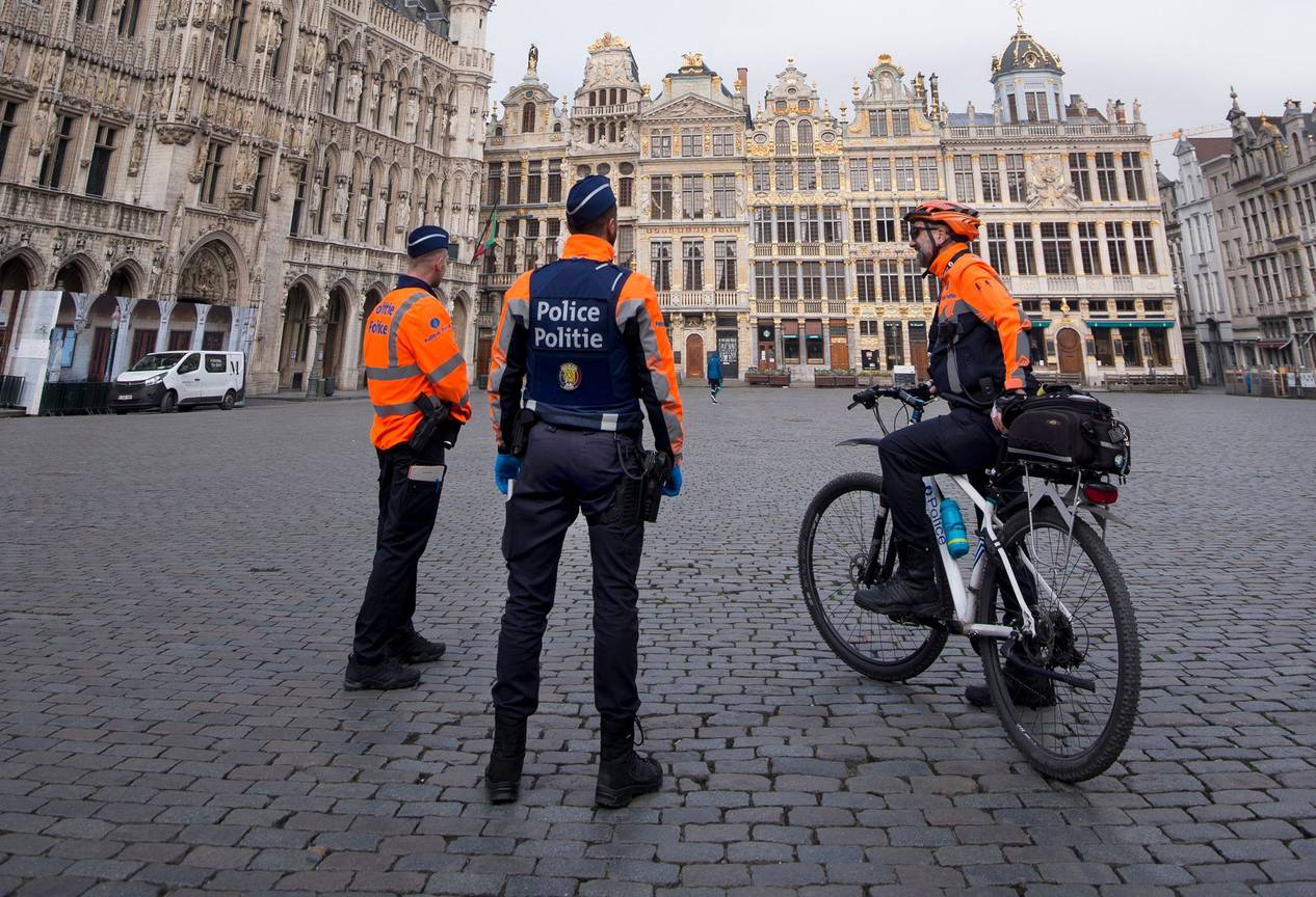 Door de lockdown om het coronavirus in te dijken is de Grote Markt leeg en verlaten. Enkel de politie is aanwezig