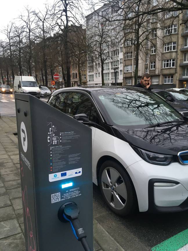 Charge.Brussels: een laadpaal voor elektrische auto's van energieleverancier Eneco op de Deschannellaan in Schaarbeek